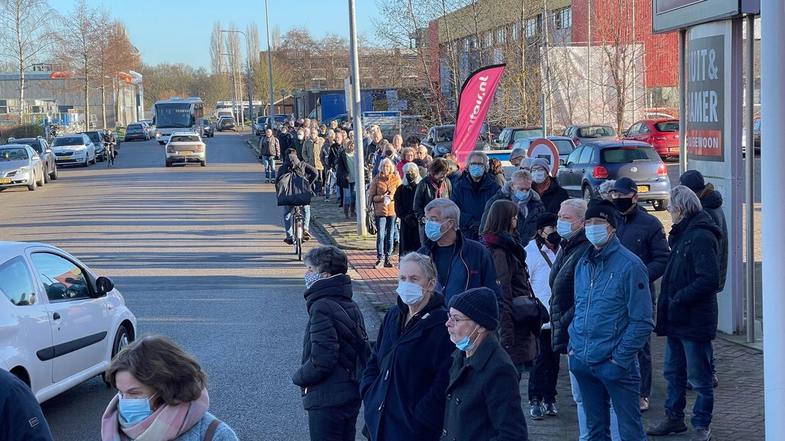 Lange rijen wachtenden voor de boosterprik in Groningen