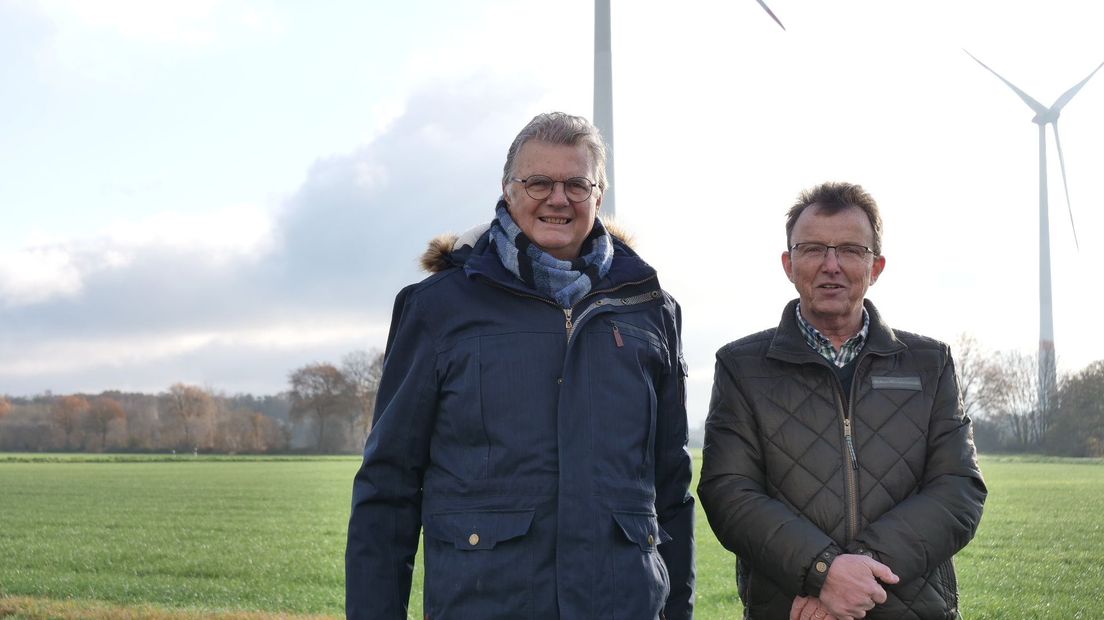 Thom Weterings en Gerald Notkamp voor windmolens nabij grensovergang Poppe in Duitsland