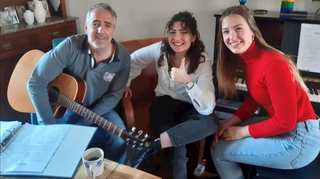 Paul Gelen gaat met zijn dochters Manon en Suzan touren langs verzorgingshuizen in de regio