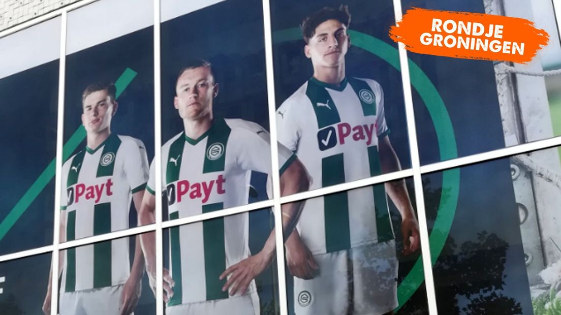 Het nieuwe shirt dat in de buurt van de fanshop hangt