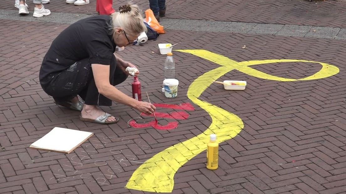 De grondschildering wordt gemaakt.