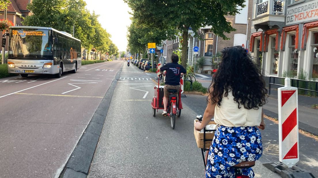 Jeroen en Merve fietsen door Utrecht.