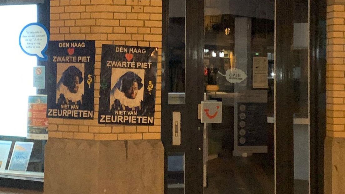 Ook op de gevels van verschillende winkels zijn posters opgehangen