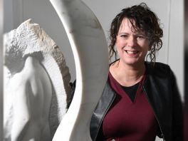 Kunstenares Frieda Waanders over gedenkteken voor 'vergeten busramp' Den Ham: 'Hele eervolle opdracht'