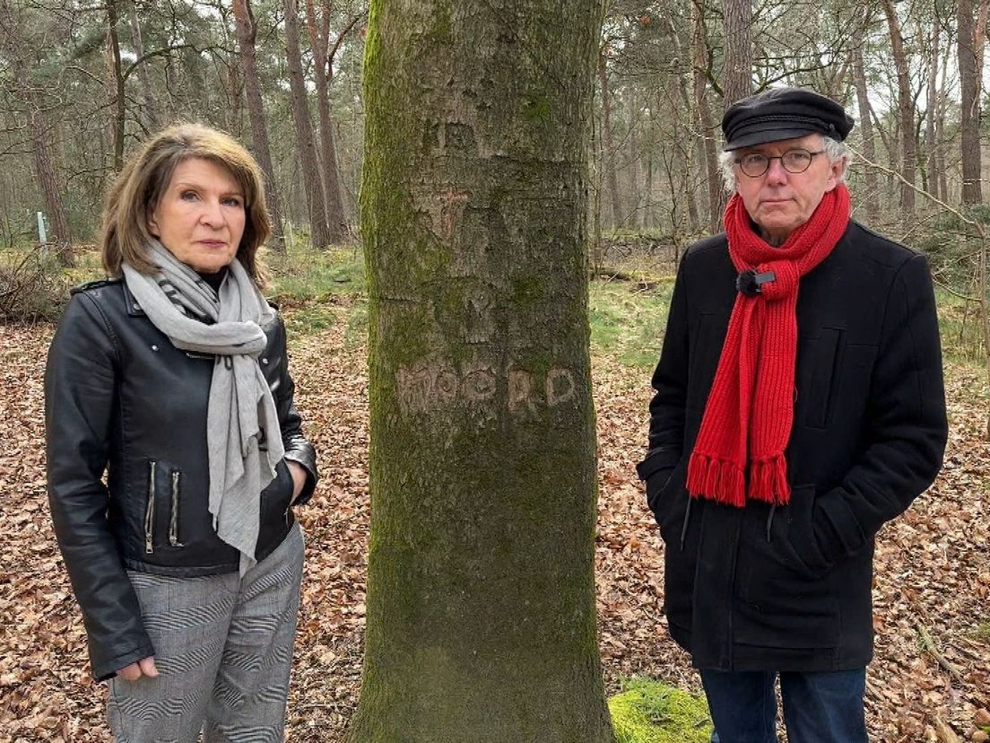 Marya Hüsstege en Ad van den Oord bij de moordboom