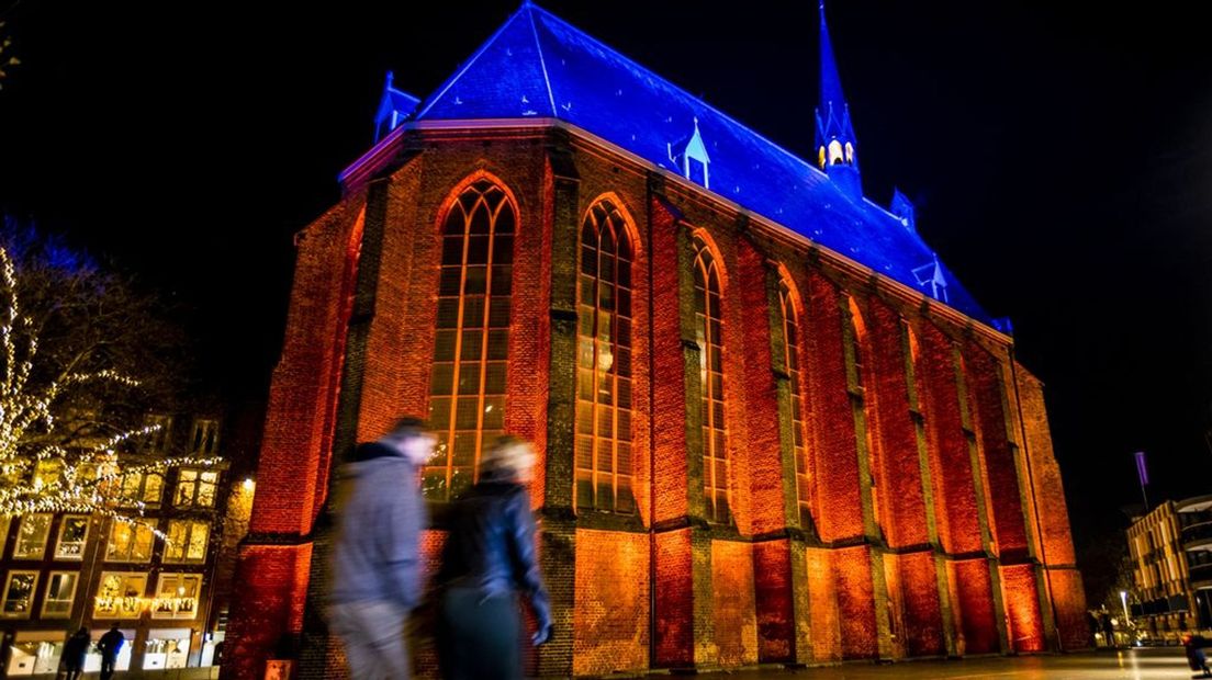 De Mariënburgkapel in het centrum van Nijmegen werd vorig jaar oranje verlicht.