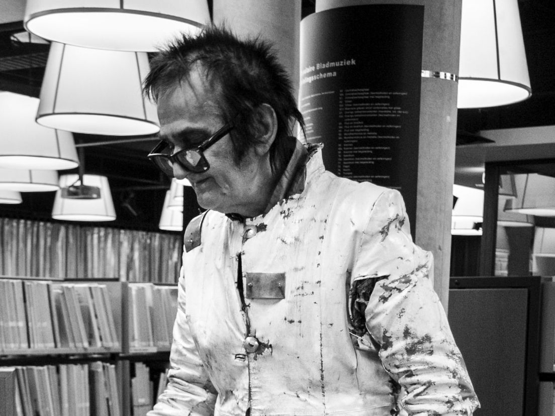 Slobodan in de bibliotheek, druk aan het werk