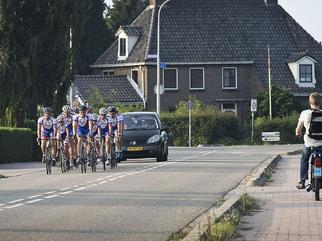 Een groep wielrenners op de weg