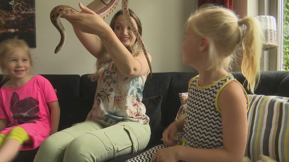 Sterrin Smalbrugge het 'slangenmeisje' uit Rijssen, verrast jonge fans met Basje, de regenboogboa