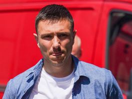 Ajacied Steven Berghuis slaat supporter FC Twente bij spelersbus, boete voor aanvaller