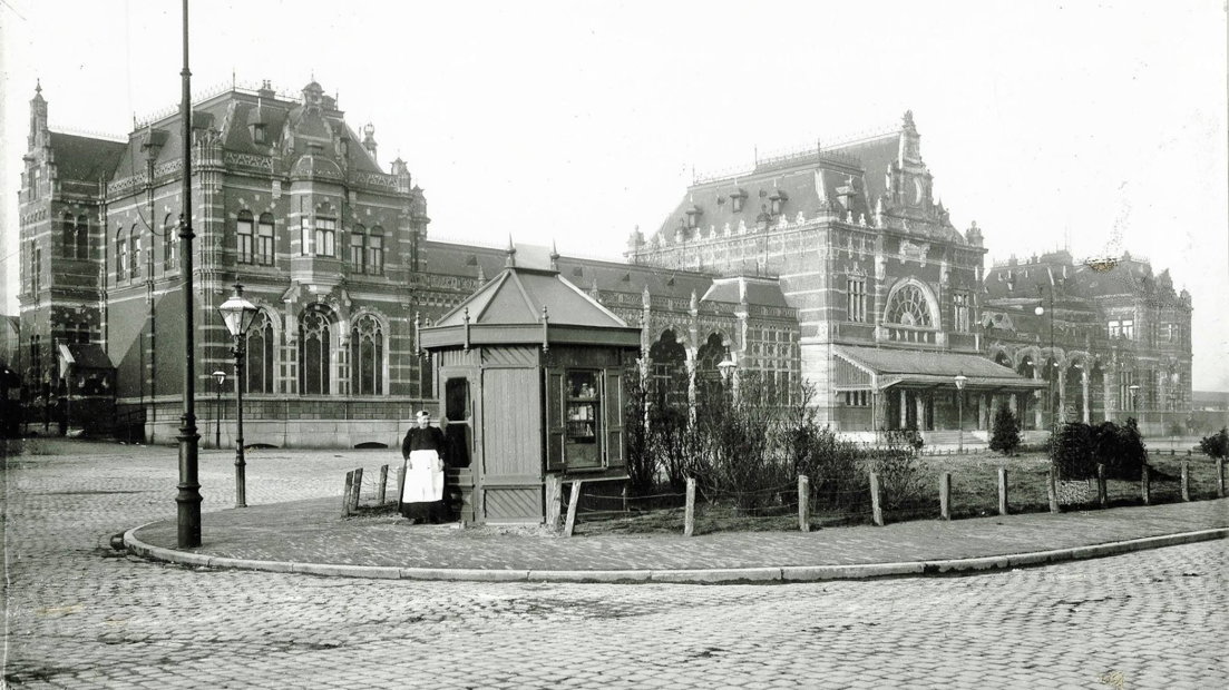 De kiosk voor het stationsgebouw rond 1910