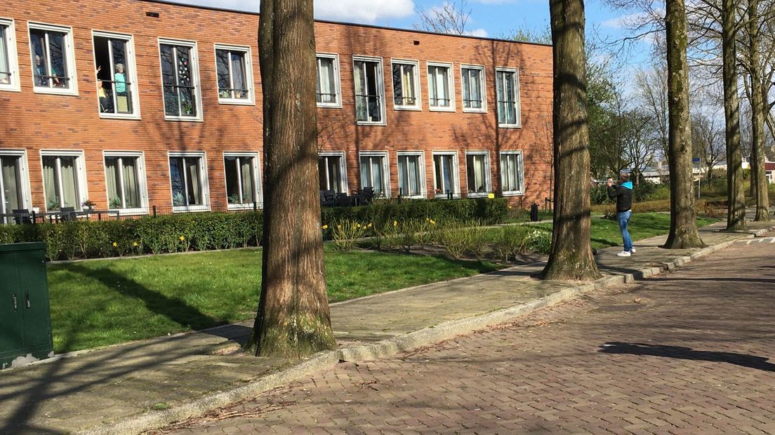 Jeffrey Parmentier speelt trompet voor afgesloten verpleeghuis