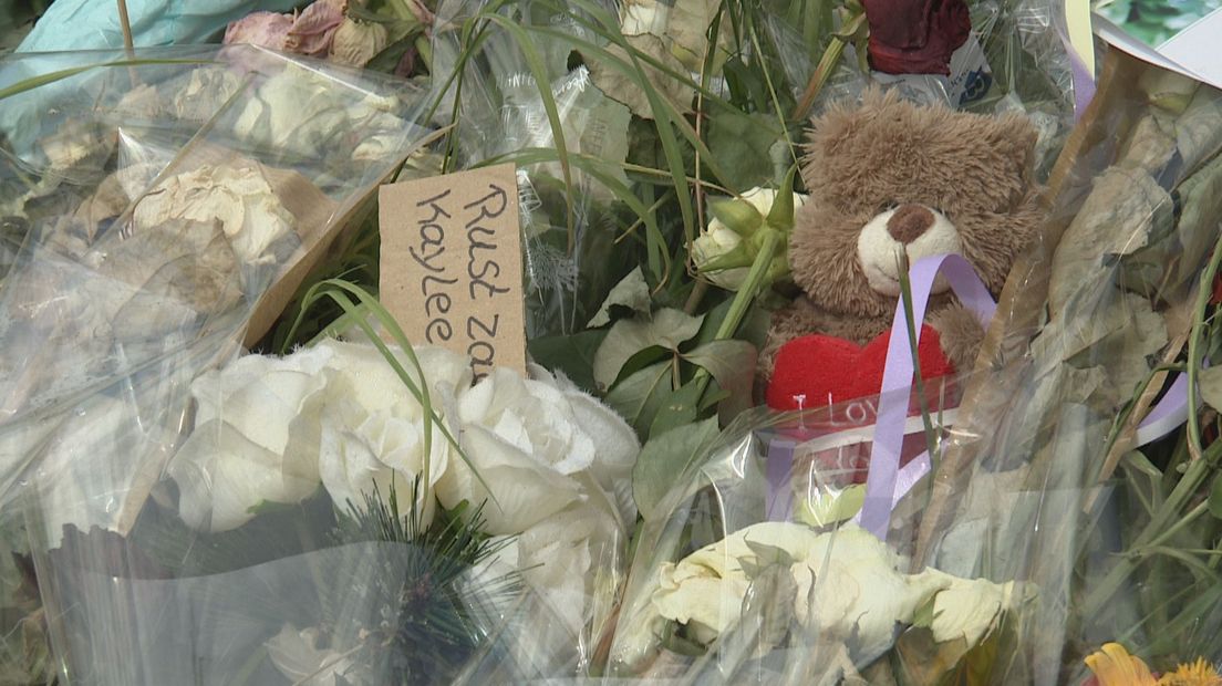 Een knuffelbeer ter nagedachtenis aan Kaylee, te midden van de bloemenzee