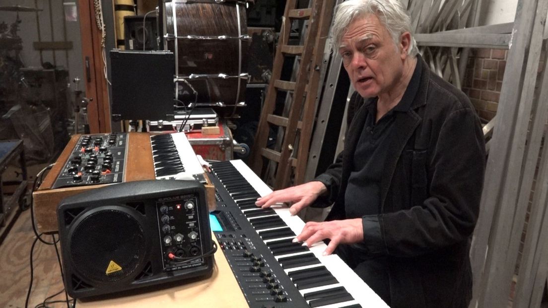 Robert Jan Stips in de studio van de NITS