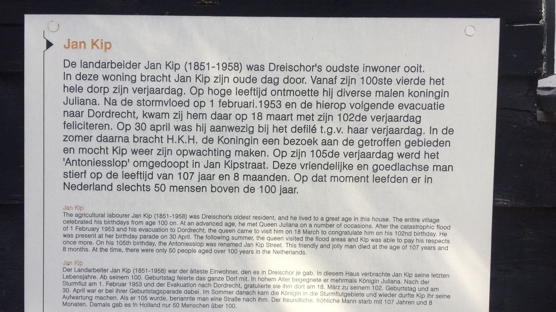Dit bord hangt aan de gevel waar opa Kip woonde en is onderdeel van een wandelroute door het dorp Dreischor