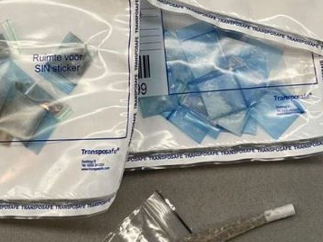 Een automobilist gooide een pakketje drugs weg toen de politie hem op de hielen zat.