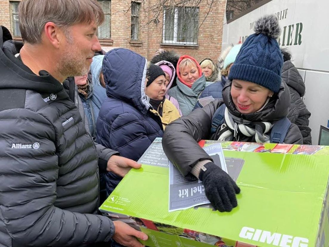 Sander de Kramer deelt kachels uit