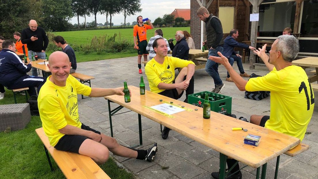 Een biertje drinken