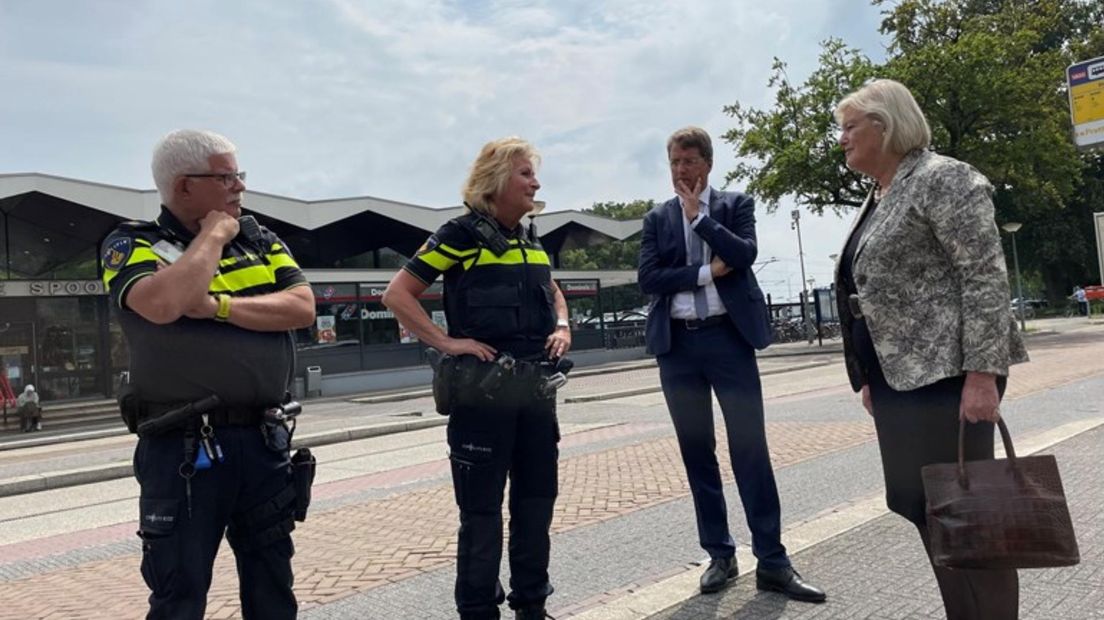 Broekers-Knol in gesprek met de burgemeester van Emmen Eric van Oosterhout en twee agenten