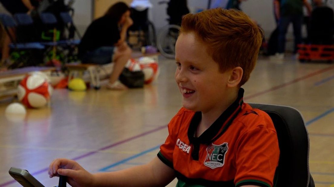 In een rolstoel een potje voetballen: Thijs' droom is uitgekomen