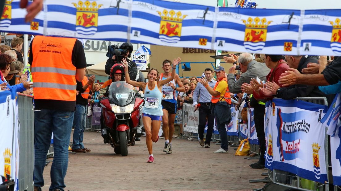 Anjolie Engels-Wisse is de winnares van de Kustmarathon in 2013