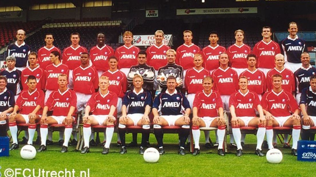 Atam Koroglu in 2000 bij FC Utrecht, middelste rij, links naast Harald Wapenaar