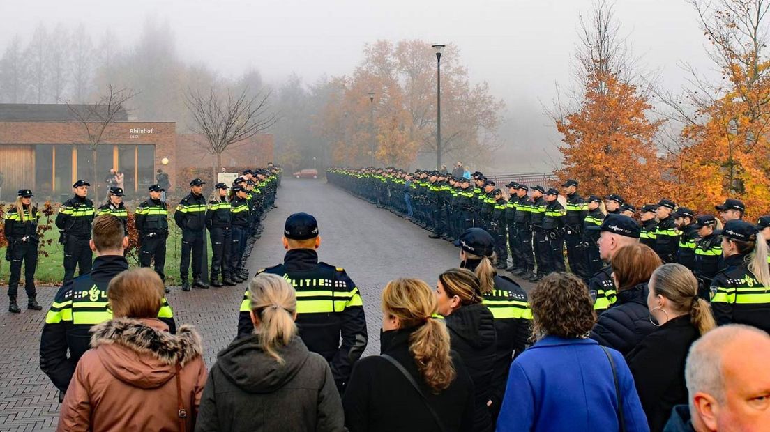 Een erehaag voor de overleden Kim