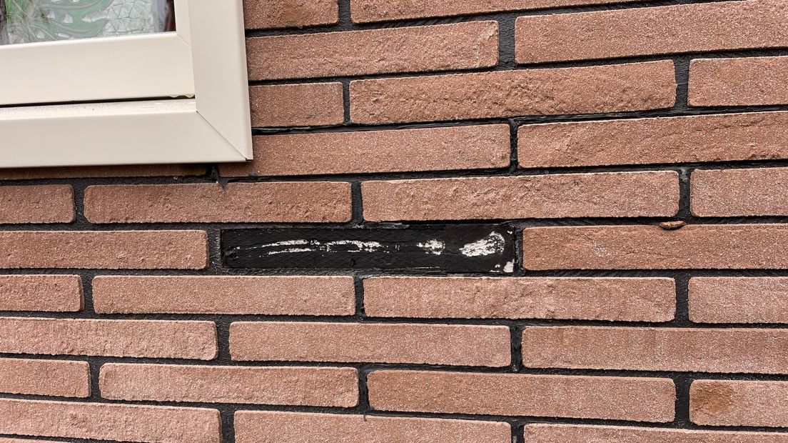 De steenstrips laten los