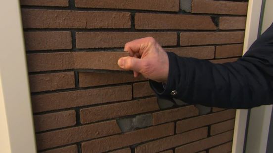 Marenland vervangt loslatende steenstrips versterkte huizen, bewoners lopen boos weg
