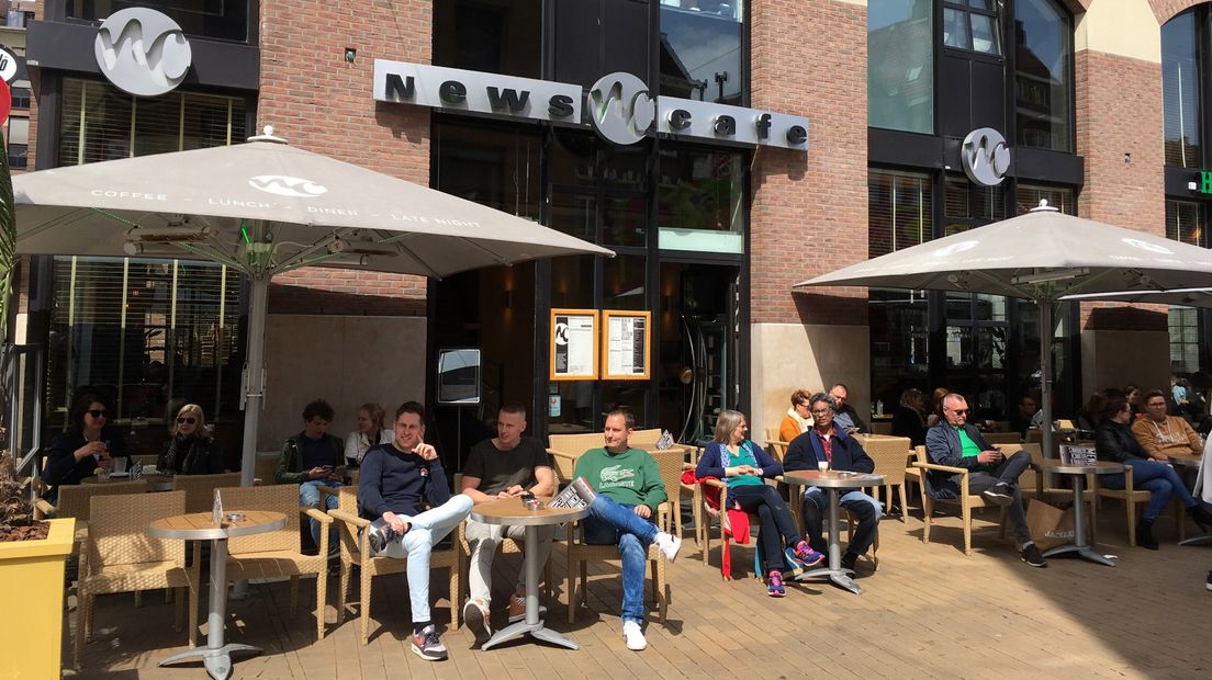 Mensen op het terras bij het News Café in Groningen