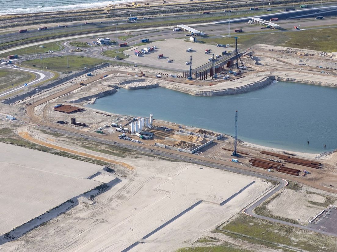 De nieuwe kademuren in de Prinses Amaliahaven worden in 2024 opgeleverd