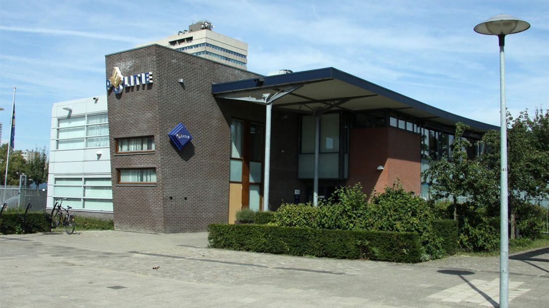 Het politiebureau, even verderop aan de Marco Pololaan.