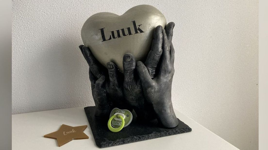 De urn van Luuk symboliseert dat hij door zijn gezin wordt gedragen.