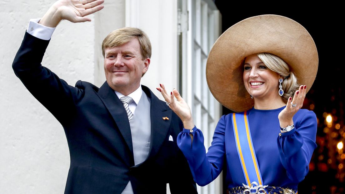 Prinsjesdag: Koninklijke familie zwaait vanaf Paleis Noordeinde