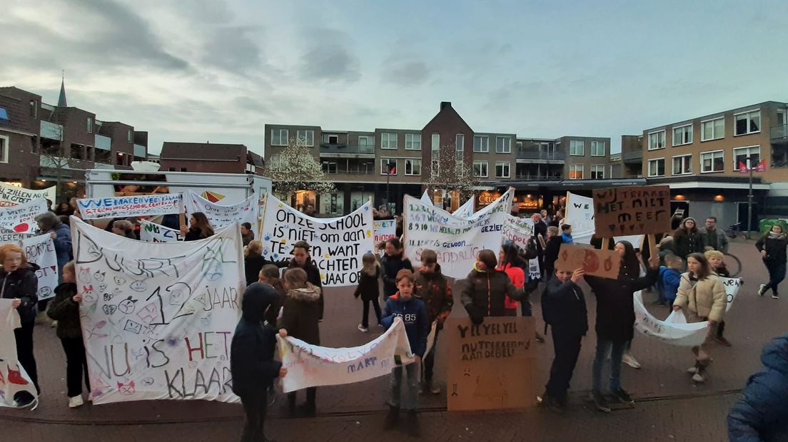 Leerlingen in Borne protesteren voorafgaand aan de vergadering van de raad, vanavond.