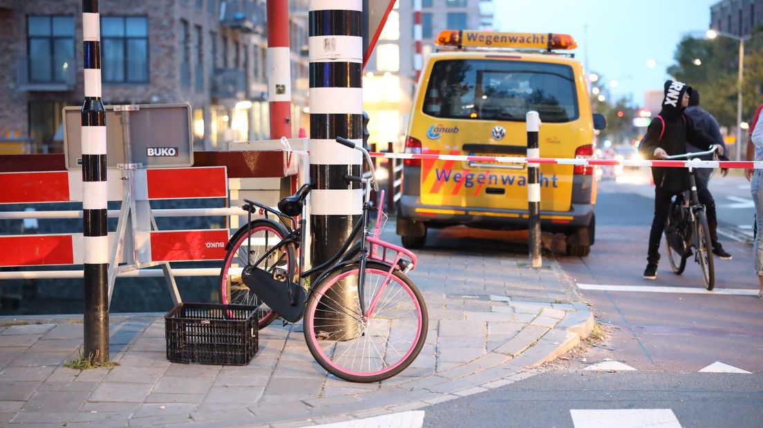 Een fietser en een auto kwamen door nog onbekende oorzaak met elkaar in botsing.
