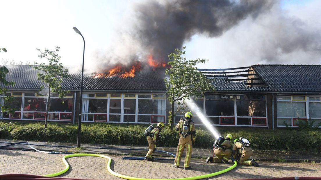Volgens de brandweer zijn in ieder geval vier lokalen zwaar beschadigd geraakt