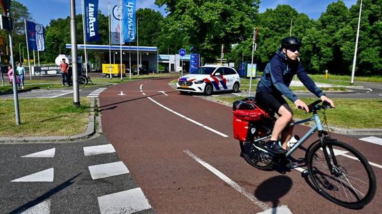 Weer ongeluk op rotonde • auto tegen boom. Weer ongeluk op rotonde • auto tegen boom.