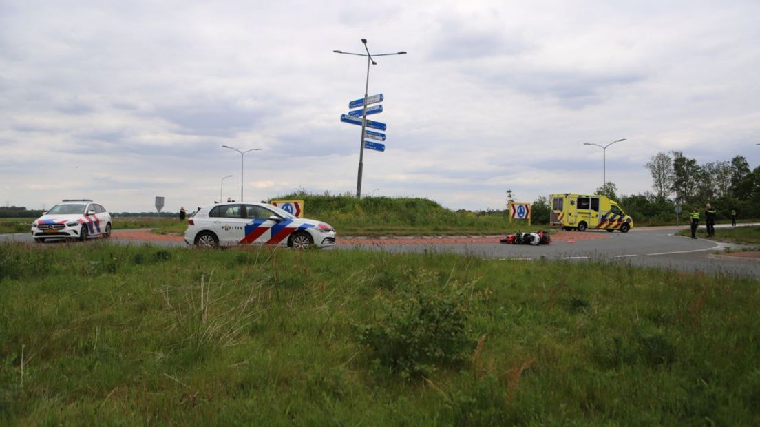 De motorrijder ging onderuit op een rotonde