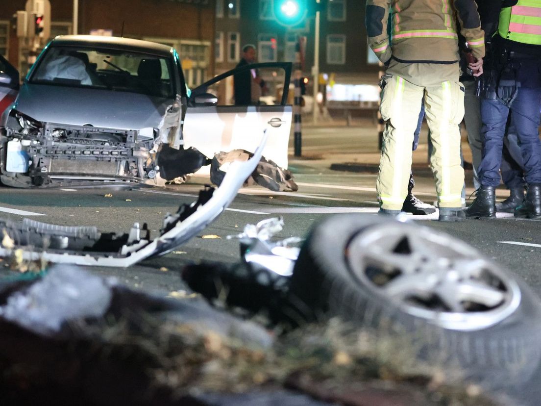 Grote ravage bij ongeluk met twee auto's op Veluweplein