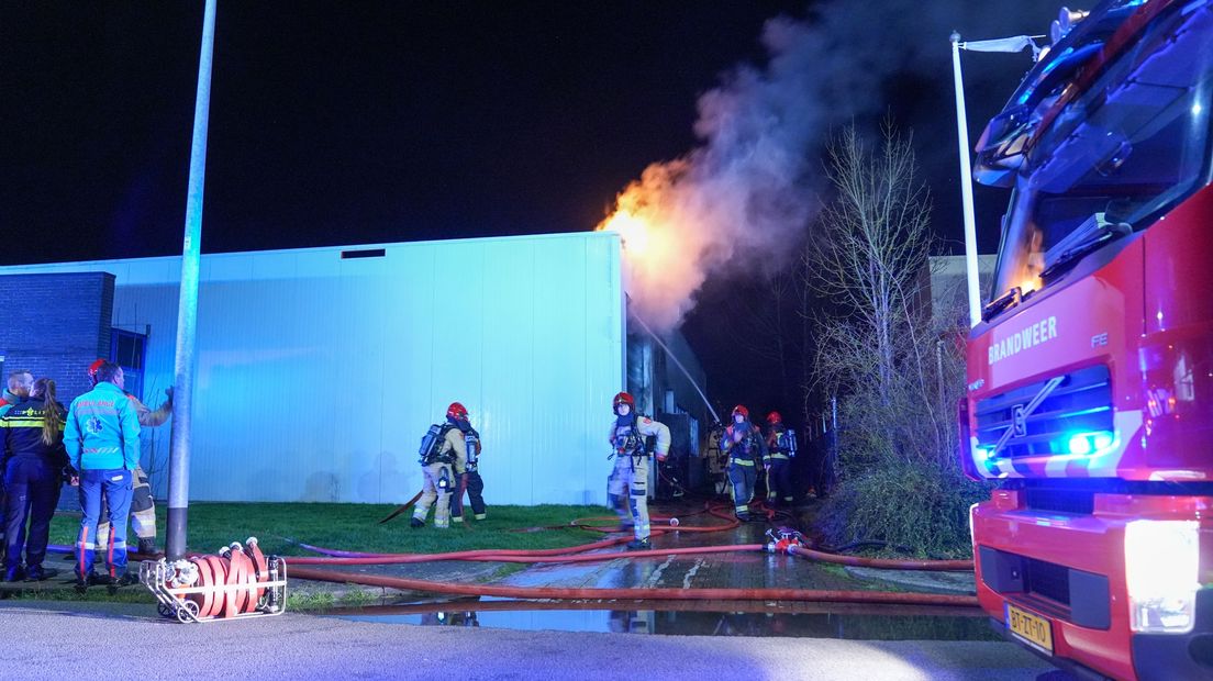 Brandweer aan het blussen aan de Grondzijl in Stad