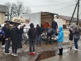 Eerste Drentse fietsen uitgedeeld in Oekraïne: 'De mensen zijn zo blij'