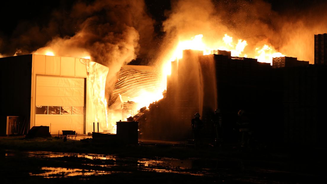 Zeer grote brand bij een bedrijf aan de Veilingweg in De Lier