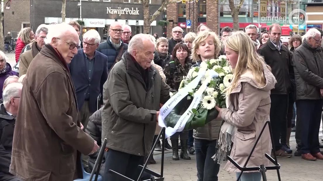 Kranslegging bij de jaarlijkse herdenking van Kamp Rees in Apeldoorn.