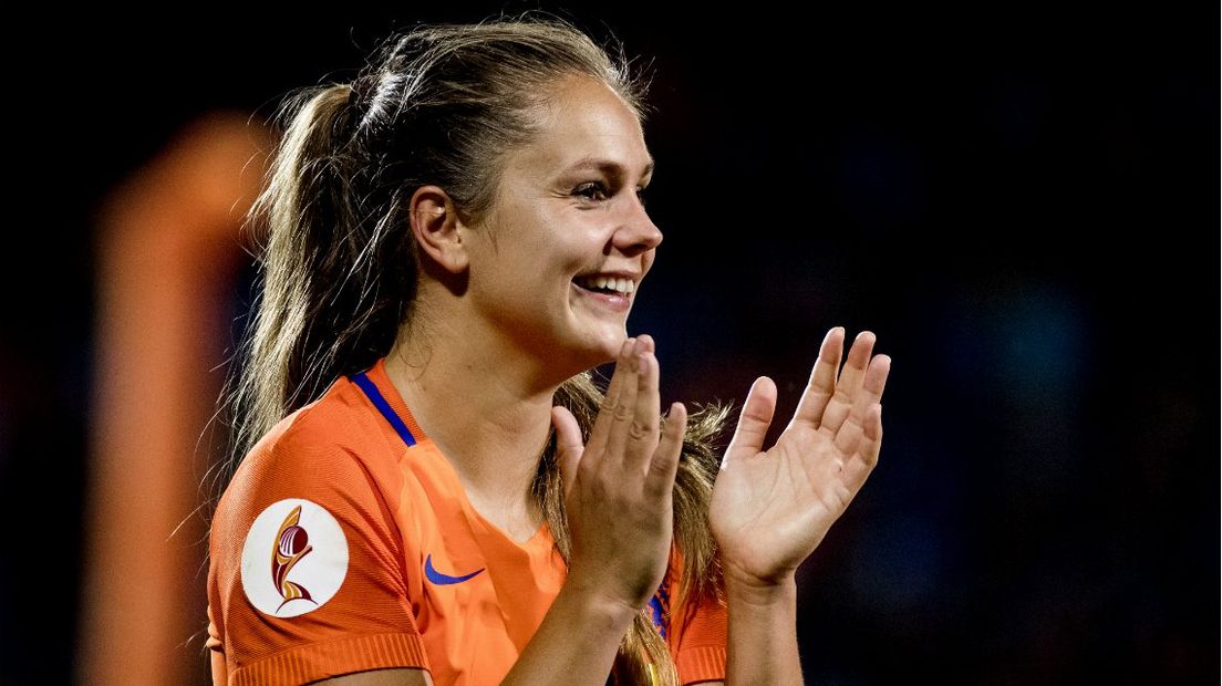 Lieke Martens bedankt het publiek.