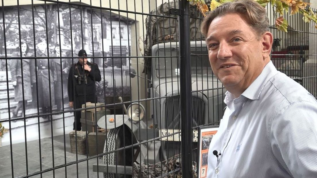 Theo de Rijk toont de tentoonstelling.