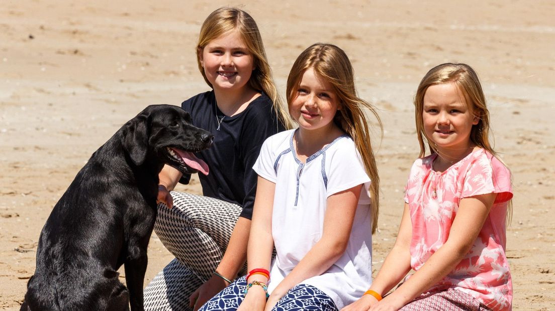 Amalia (11) waait met haar zusjes uit op het strand