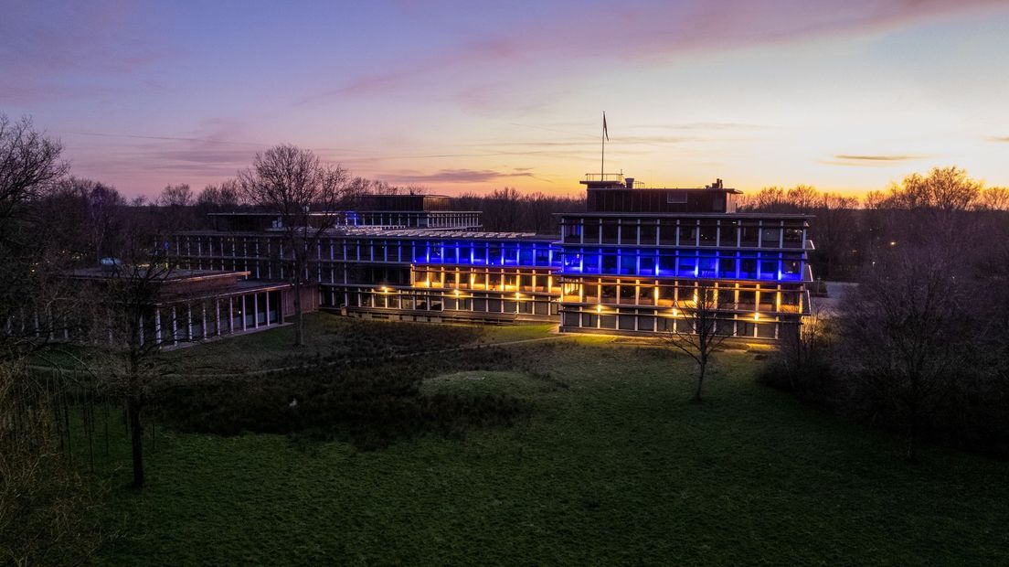 Provinciehuis verlicht in kleuren vlag Oekraïne