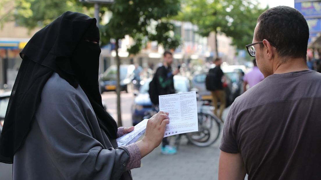 Vrouwen in niqab flyerden in Den Haag tegen het boerkaverbod