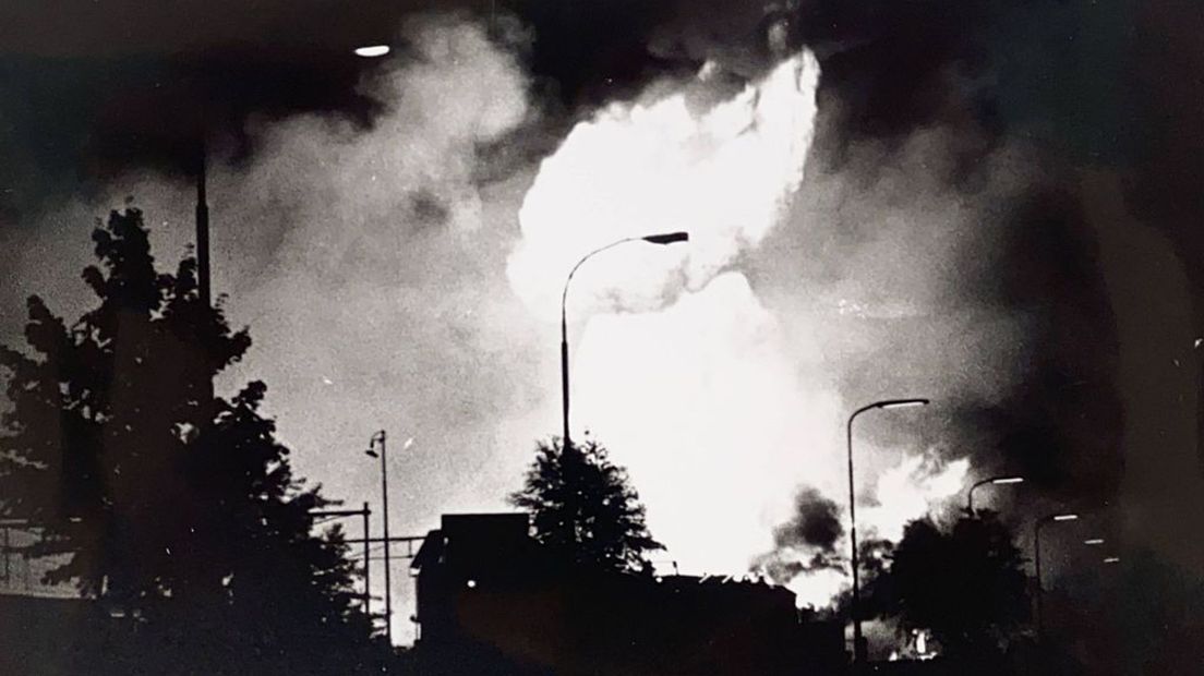 Foto van het terrein van Negam tijdens de brand.